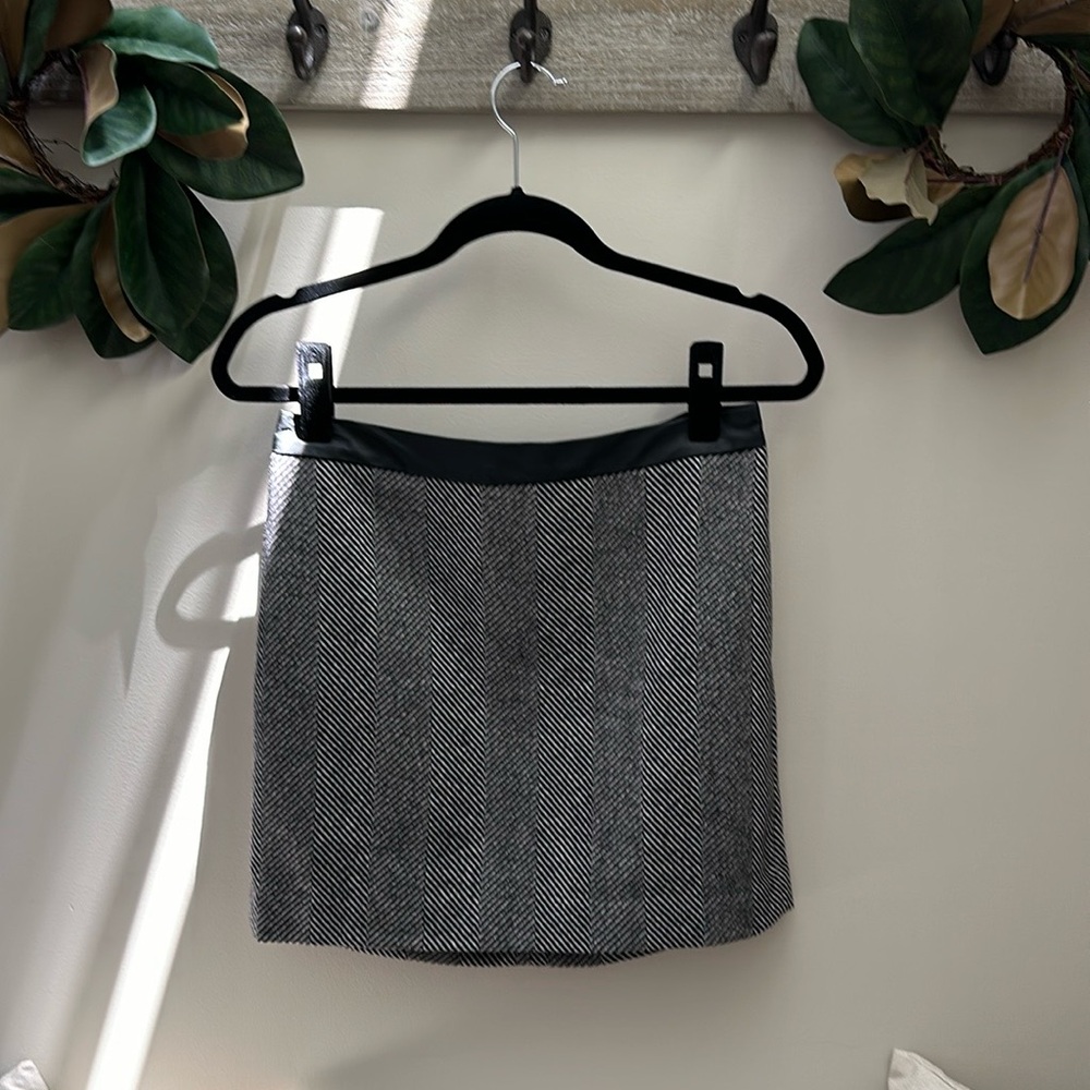 EUC Banana Republic Wool Blend Skirt with faux leather waist trim in size 4p
